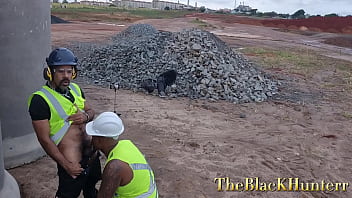 Preview 1 of Shemale Des - Funcion&aacute_rios da prefei.... da cidade fudendo escondido na obras.