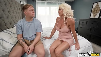 Preview 3 of Mom Fucking My Boss Squirting - Stepmom Gives a Helping Hand