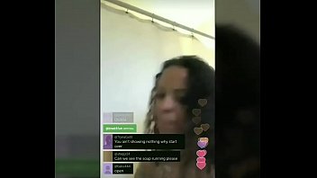 Preview 2 of Pari Tamang Sex - Americana gostosa no banho mostrou o mamilo sem querer no Periscope | AO VIVO