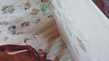 Preview 1 of Mom And Boyfriend Walked On - May 1st nude Bath video
