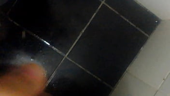 Preview 4 of Eva Lava - Batendo uma no banheiro
