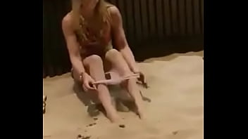 Preview 3 of Jel Rep Xnxx - Se masturbando no cal&ccedil_adao da praia