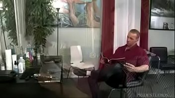 Preview 1 of Wife Exchange Monster Cock - Barbeiro comendo o cu do neg&atilde_o