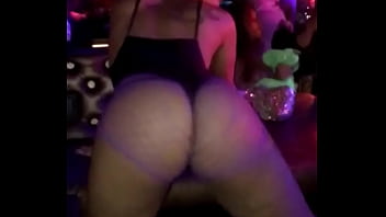 Preview 3 of Cute Sara Luvv All Porn Video - Morena Africana mexendo a bunda numa discoteca