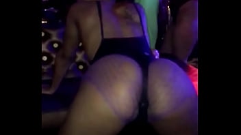Preview 4 of Cute Sara Luvv All Porn Video - Morena Africana mexendo a bunda numa discoteca