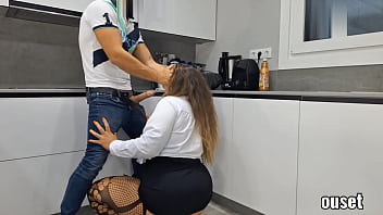 Preview 4 of Big Xxxxxxxxxx - El t&eacute_cnico sorprendi&oacute_ a la secretaria culona en la cocina y ella le pag&oacute_ su trabajo en especies! Le foll&oacute_ todo el ojete de su enorme culo