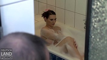 Preview 1 of New Zealand Porn Bbw Xxxx - Sie l&auml_&szlig_t sich gern beim Baden zusehen &amp_ m&ouml_chte das die Schw&auml_nze stehn ..... Sabrina Stone &amp_ Dominic Ross