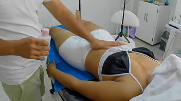 Preview 1 of Wwzd Fgc - Mujer casada fue filmada d&aacute_ndoselo al terapeuta durante una sesi&oacute_n de masaje t&aacute_ntrico