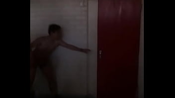 Preview 2 of Porno Big Girl - Chico entra y le mete la silla en el culo a sus compa&ntilde_eros.
