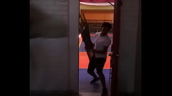 Preview 3 of Porno Big Girl - Chico entra y le mete la silla en el culo a sus compa&ntilde_eros.
