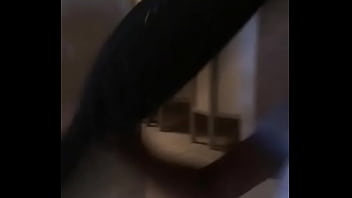 Preview 4 of Porno Big Girl - Chico entra y le mete la silla en el culo a sus compa&ntilde_eros.