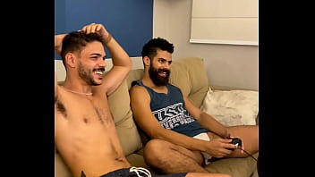 Preview 1 of Gang Bang Pussy Licking - Cai no papinho do meu amigo de que era s&oacute_ video game - Assista Completo