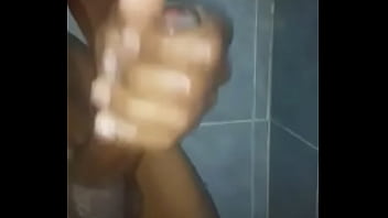 Preview 2 of Bbw Slave Pee - Joven negro con polla enorme se masturba