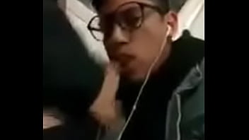 Preview 3 of Chert Friend Mom - Mamando verga en el metro