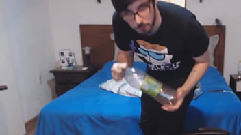 Preview 1 of Doctor And Suck Ness - NERD GAY SAFADO ENFIANDO GARRAFA NO CU