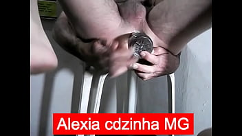 Preview 2 of Topfat Bitches - Alexia cdzinha MG arrombando c&uacute_ com vidro de gatorade