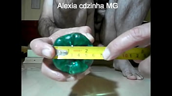 Preview 1 of Mom Xxx Big Boobs Son Friend - Alexia cdzinha MG arrombando c&uacute_ com grossa garrafinha de refrigerante