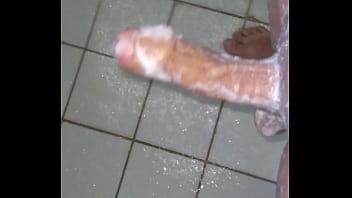 Preview 2 of Tube Bold Movies - Gozando no banho , deixem zap (mulheres)