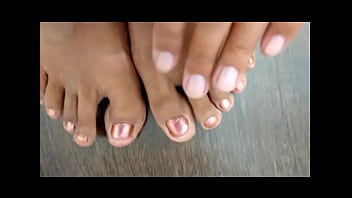 Preview 1 of Mausi And Son Xxxx Video12 - Unhas pintadas e enfiando shampoo no c&uacute_ (20171122a) cdspbisexual