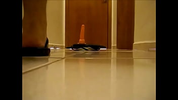 Preview 1 of Topat Home - Segundo V&iacute_deo Chinelo e Dildo (Second V&iacute_deo with dildo and flip flops)