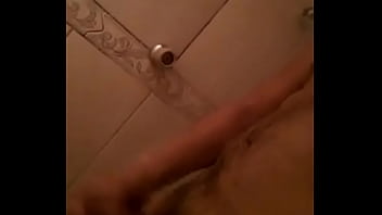 Preview 1 of Shkshipicher - homem gostoso batendo punheta no banho