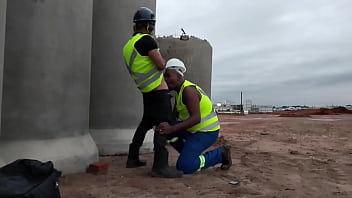 Preview 1 of 3d Gisella Moretti - Os trabalhadores p&uacute_blico se pegando escondido na obra da cidade