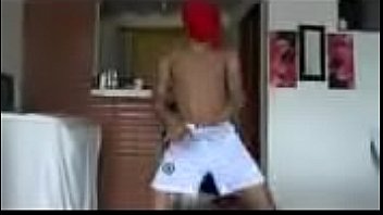 Preview 3 of Sheuillquirtcom - Este negro si sabe bailar