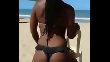 Preview 2 of Multi Jerking - Preta rabuda rebolando na praia