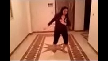 Preview 2 of Amature Mom Young Guy - زينب شرموطة امبابة رقص و هيجان الفيديو الكامل
