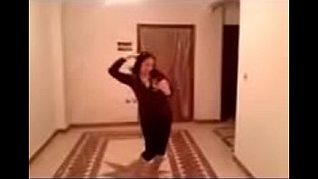 Preview 1 of Amature Mom Young Guy - زينب شرموطة امبابة رقص و هيجان الفيديو الكامل
