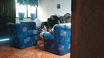 Preview 2 of All Sex Vjdeo - Mi hermanastra cree que no hay nadie en casa y se folla a su novio en la sala de estar. La delatar&eacute_