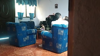 Preview 1 of All Sex Vjdeo - Mi hermanastra cree que no hay nadie en casa y se folla a su novio en la sala de estar. La delatar&eacute_