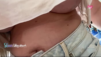 Preview 3 of Sunny Leone Xxx Vdeio Mp4 - Esposa gostosa fazendo compras sem suti&atilde_ toda safadinha para o vendedor