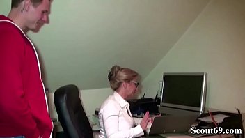 Preview 1 of Sant Porn - Notgeile Chefin fickt den jungen Azubi auf der Arbeit
