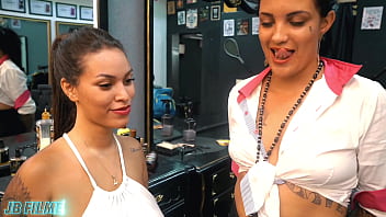 Preview 1 of Washing Machine Sex Videos - DUAS MULHERES SE CHUPANDO NO MEIO DO TRANALHO