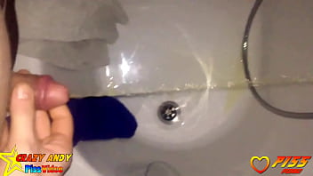 Preview 2 of Tukar Pasangan Vidio Xxx - Andy pisst einfach mal so heimlich in die Badewanne der besten Feundin