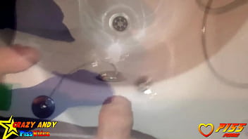 Preview 3 of Tukar Pasangan Vidio Xxx - Andy pisst einfach mal so heimlich in die Badewanne der besten Feundin