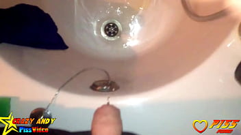 Preview 4 of Tukar Pasangan Vidio Xxx - Andy pisst einfach mal so heimlich in die Badewanne der besten Feundin