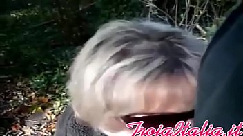 Preview 2 of Inosetes - Bionda matura nonna pompino con occhiali in foresta per 30e