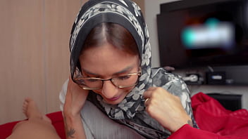 Preview 3 of Tamil Collage Outdoor - Shy big ass muslim in hijab sucks her boss&#039_s cock and they end up fucking