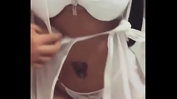 Preview 1 of Interview Nipslip - Morena gostosa se exibindo