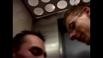 Preview 1 of Kutta Se Pela Peli - Guy blows dude&#039_s dong outside and then fucks it