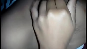 Preview 3 of Sunny Leone Pisssing Pussy - Se masturba debajo de la cobija