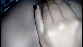 Preview 1 of Sunny Leone Pisssing Pussy - Se masturba debajo de la cobija