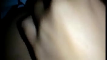 Preview 4 of Sunny Leone Pisssing Pussy - Se masturba debajo de la cobija