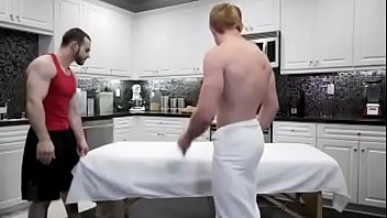 Preview 1 of Mom So Rahi Thi - Sexo Gay - Fodido pelo Massagista Gostoso