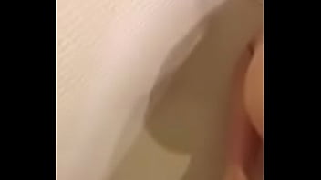Preview 4 of Bunk Beds - Novinho bate punheta enquanto &eacute_ mijado. (Piss)
