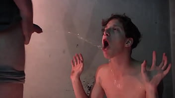 Preview 3 of Hd Mom Drink Son Rafe - Novinho recebendo jato de mijo branco (piss)