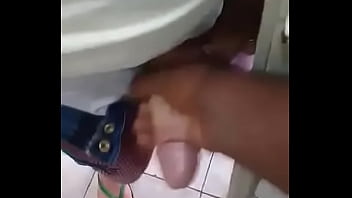 Preview 2 of Showar Purn - Pega&ccedil_&atilde_o no banheiro masculino