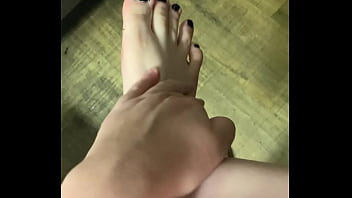 Preview 3 of Wwe Romana - Queenezzie - Worship my feet - Apr 18,  2025